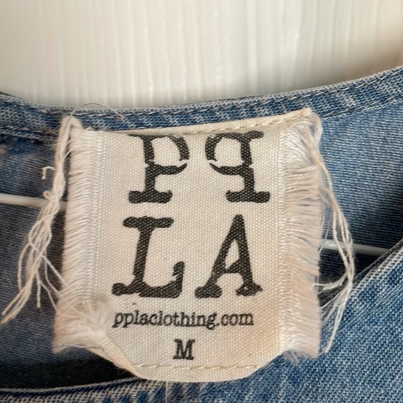 Super cute lightweight denim dress with pockets!  Medium - Picture 3 of 6